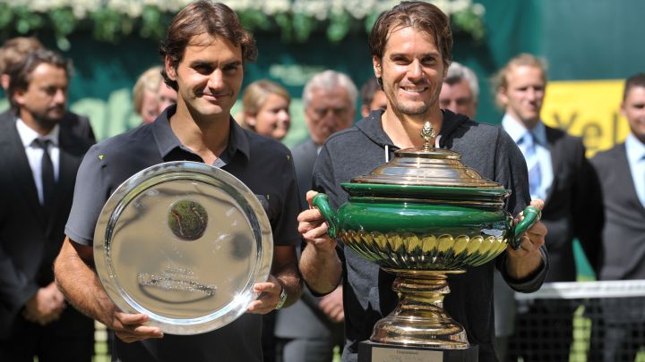 Tommy Haas posa junto a Roger Federer tras derrotarle en la final del ATP Gerry Weber Open de Halle en 2012.