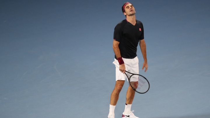 Roger Federer se lamenta durante su partido ante John Millman en el Open de Australia de 2020.