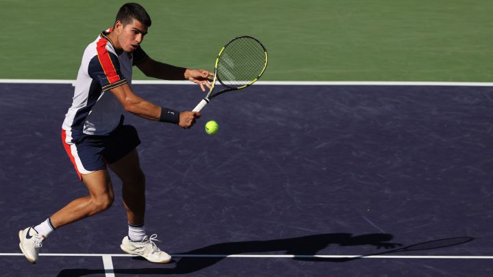 Carlos Alcaraz devuelve una bola durante su partido ante Andy Murray en el BNP Paribas Open, el Masters 1.000 de Indian Wells, en el Indian Wells Tennis Garden de Indian Wells, California.