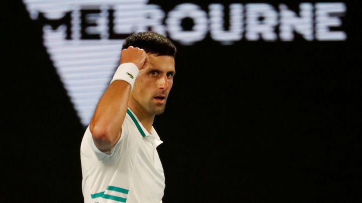 Novak Djokovic celebra un punto durante su partido ante Daniil Medvedev en la final del Open de Australia 2021.