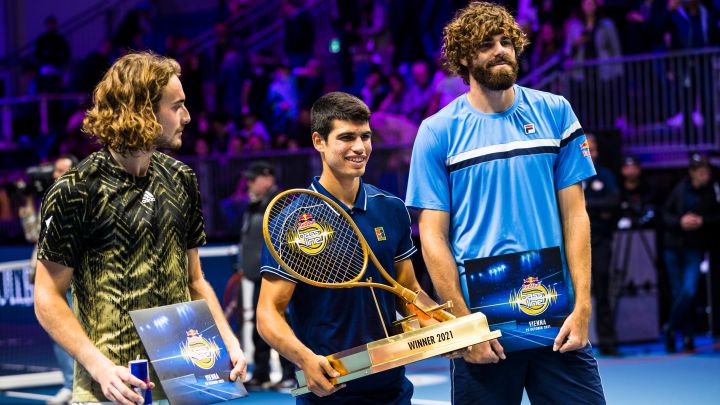 Carlos Alcaraz vuelve a vencer a Tsitsipas en una exhibición - AS.com