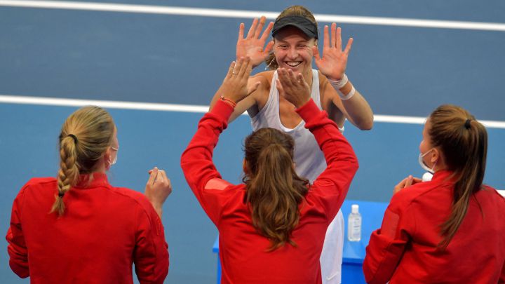 Liudmila Samsonova (C) of Russia celebrates with her teammates after winning her semi-final tennis match against Sloane Stephens of the US (not pictured) at the Billie Jean King Cup finals between Russia and the United States on November 5, 2021 in Prague.  (Photo by Michal Cizek / AFP)