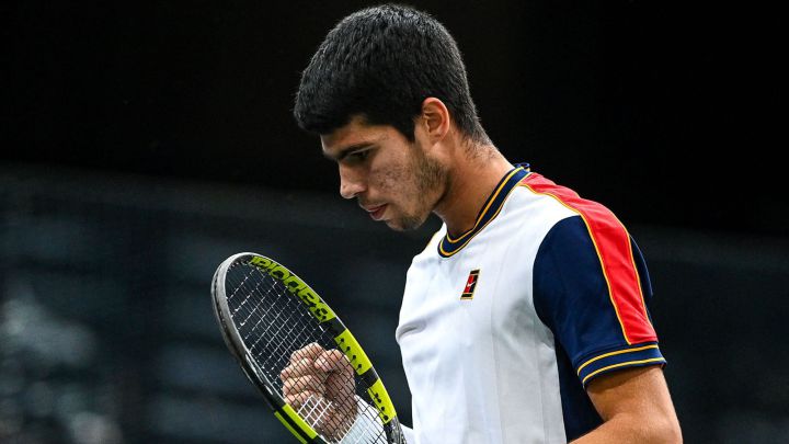 Carlos Alcaraz, during a point in his match against Hugo Gaston at the 1,000 Masters in Paris.