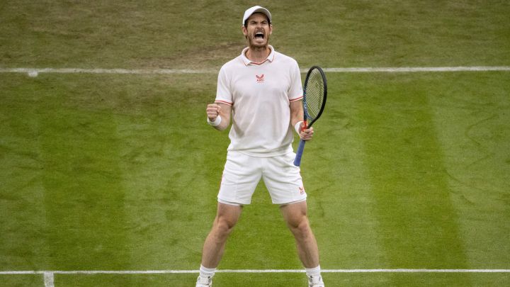 Andy Murray celebra su victoria ante Oscar Otte en Wimbledon 2021.