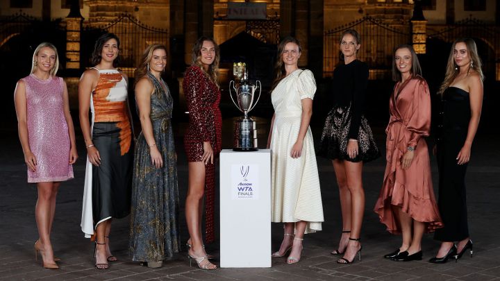 Anett Kontaveit, Garbiñe Muguruza, Maria Sakkari, Aryna Sabalenka, Barbora Krejcikova, Karolina Pliskova, Iga Swiatek and Paula Badosa pose with the Billie Jean King trophy after the draw for the Akron WTA Finals 2021 groups in Guadalajara.