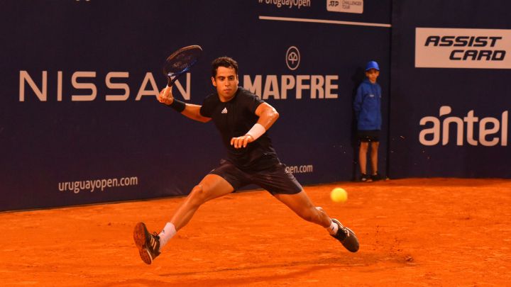 El tenista español Jaume Munar devuelve una bola durante su partido de primera ronda del Uruguay Open.