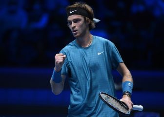 Rublev se venga con solvencia de un Tsitsipas en horas bajas