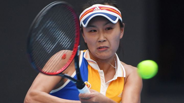 La tenista china Shuai Peng devuelve una bola durante su partido ante Monica Nicolescu en el China Open de Pekín de 2017.