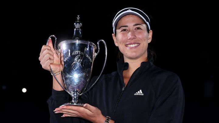 Garbiñe Muguruza poses with the Billie Jean King trophy that accredits her as the winner of the WTA Finals. 