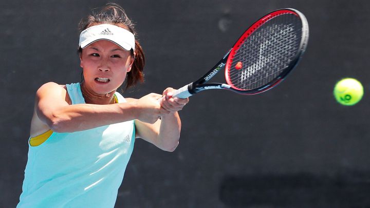 La tenista china Shuai Peng entrena antes del Open de Australia de 2019.