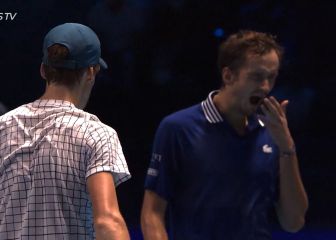 Medvedev se aburre y se enfada, pero gana igual a Sinner