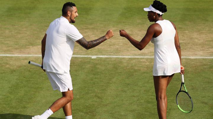 Nick Kyrgios y Venus Williams, durante un partido de dobles mixtos en Wimbledon.