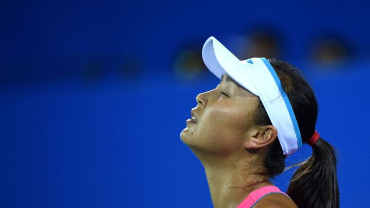 La tenista china Peng Shuai reacciona durante su partido ante Mona Barthel en el Wuhan Open de tenis de 2014.