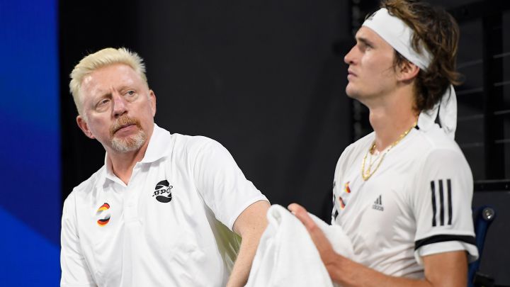 Boris Becker habla con Alexander Zverev durante su partido ante Stefanos Tsitsipas en la eliminatoria entre Alemania y Grecia en la ATP Cup 2020.