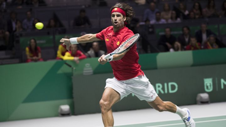 Feliciano López returns a ball during his match against Kyle Edmund in the elimination of the 2019 Davis Cup finals between Spain and Great Britain.