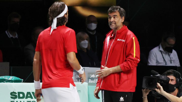Spanish Davis Cup captain Sergi Bruguera talks with Feliciano López during the tie between Spain and Ecuador in the group stage of the Davis Cup Finals