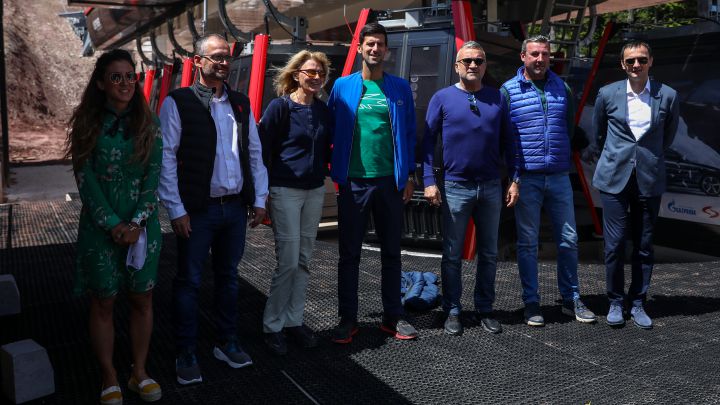Novak Djokovic, junto a Dejan Ljevnaic y sus padres Dijana y Srdjan Djokovic en su visita al Jahorina Ski Resort en Bosnia y Herzegovina.
