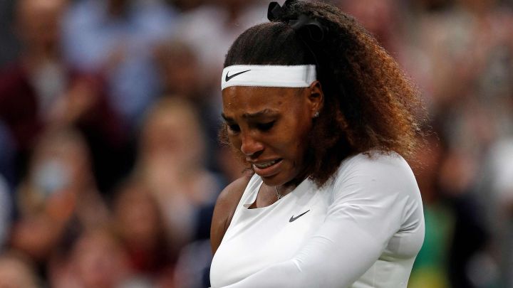 Serena Williams se lamenta tras su abandono por lesión durante su partido ante Aliaksandra Sasnovich en Wimbledon de 2021.