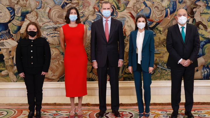 Garbiñe Muguruza posa junto a los Reyes de España Felipe y Letizia, el presidente de la RFET Miguel Díaz, y Cecilia Casla en la recepción que ha tenido lugar en el Palacio de la Zarzuela.