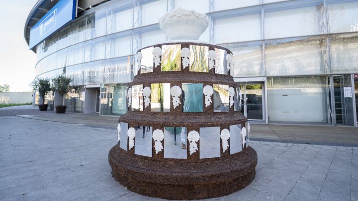 Escultura de vidrio reciclado que homenajea ‘la ensaladera’ o trofeo de la Copa Davis, en el Pabellón de Cristal de la Casa de Campo, a 3 de diciembre de 2021, en Madrid.