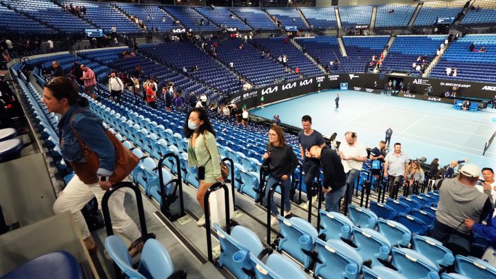 El público abandona las gradas del Rod Laver Arena en el Open de Australia 2021 por las restricciones contra la pandemia de coronavirus.