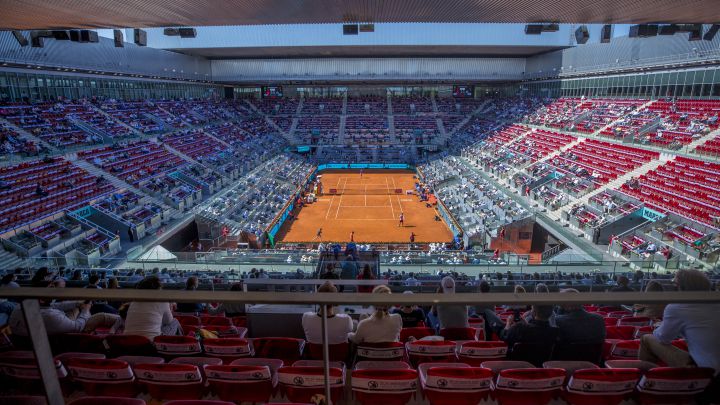 Image of the court Manolo Santana of the Caja Mágica during the match between Rafa Nadal and Carlos Alcaraz at the Mutua Madrid Open.