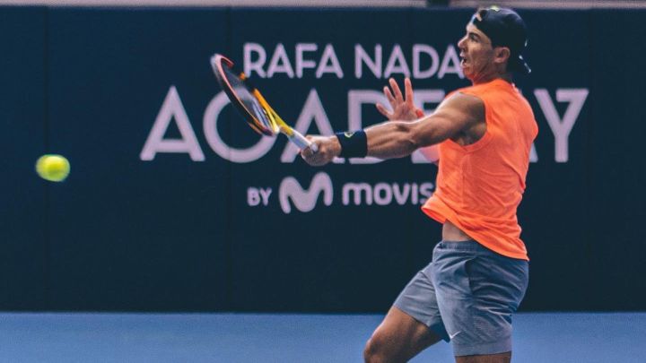 El tenista Rafa Nadal devuelve una bola durante un entrenamiento en la Rafa Nadal Academy by Movistar de Manacor.