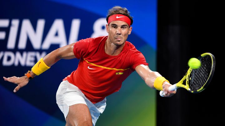 Rafa Nadal devuelve una bola diurante su partido ante Novak Djokovic en la final de la ATP Cup 2020 entre España y Serbia.