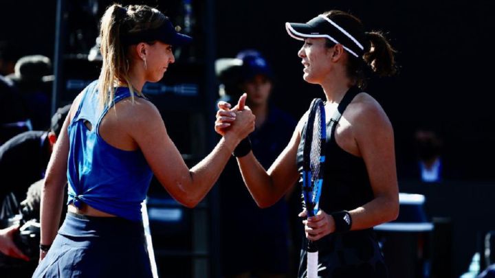 Paula Badosa and Garbiñe Muguruza greet each other after their semifinal match of the WTA Finals in Guadalajara in 2021.