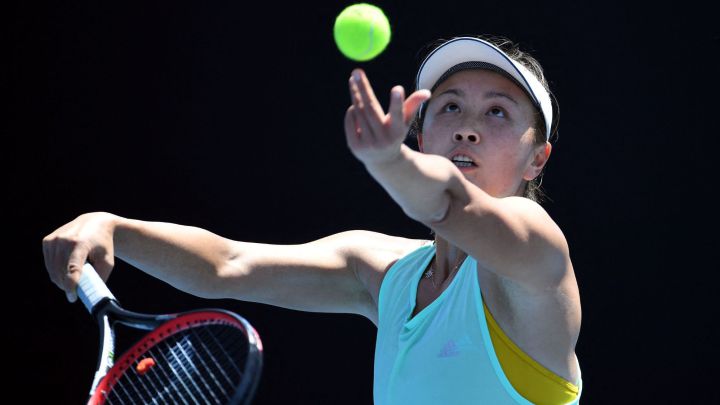 La tenista china Shuai Peng entrena antes del Open de Australia 2019.