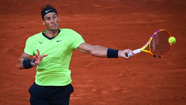 Rafa Nadal returns a ball during his match against Novak Djokovic in the semi-final of Roland Garros 2021.