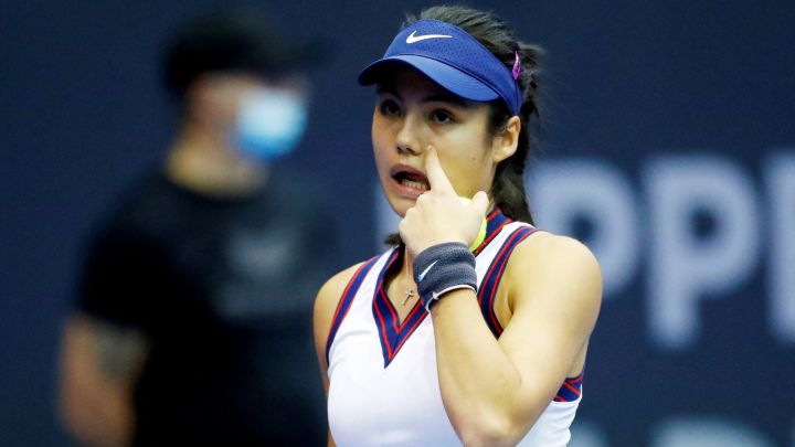 La tenista británica Emma Raducanu reacciona durante su partido ante la china Wang Xinyu en el Torneo de Linz 2021.