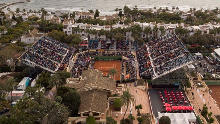 Imagen de la pista central del Club de Tenis Puente Romano de Marbella, sede propuesta por la RFET para acoger la eliminatoria de Copa Davis entre España y Rumanía.