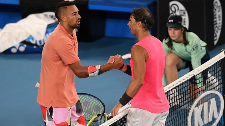 El tenista español Rafa Nadal y el tenista australiano Nick Kyrgios se saludan tras su partido en el Open de Australia 2020.