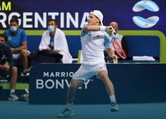 Argentina barre a Georgia y Tsitsipas renuncia al individual