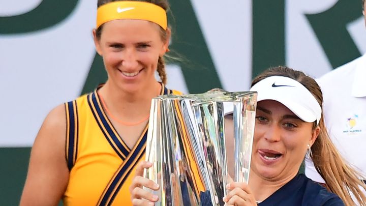 La tenista española Paula Badosa levanta el trofeo de campeona del WTA 1.000 de Indian Wells junto a la bielorrusa Victoria Azarenka tras la final del torneo.