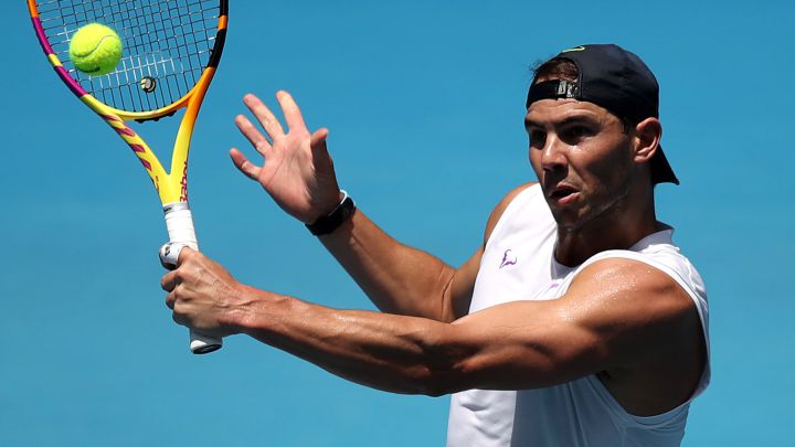 El tenista español Rafa Nadal golpea una bola durante un entrenamiento en las pistas de Melbourne Park.