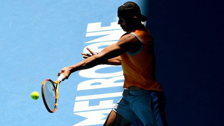 El tenista español Rafa Nadal, durante su entrenamiento con Grigor Dimitrov en el Rod Laver Arena antes de competir en el ATP 250 de Melbourne.