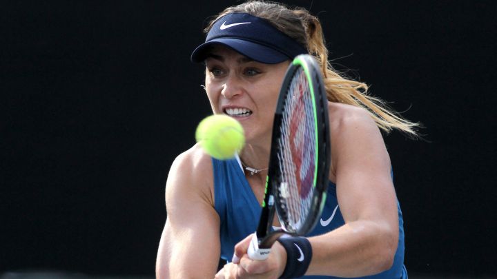 La tenista española Paula Badosa devuelve una bola durante su partido ante Maria Sakkari en las AKRON WTA Finals de 2021.