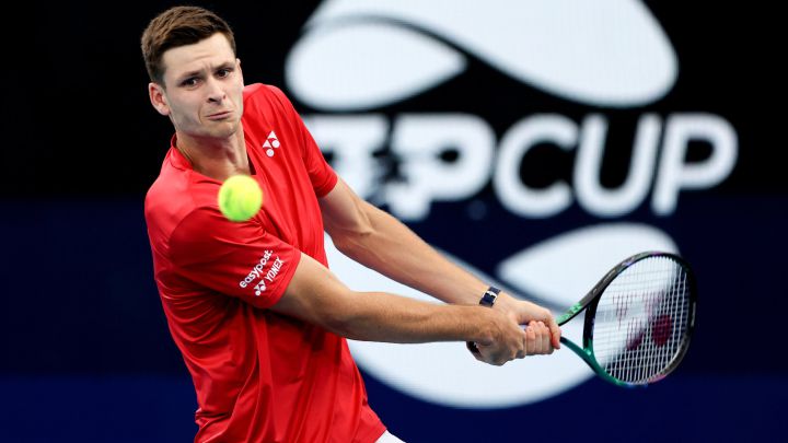 SYDNEY, AUSTRALIA - JANUARY 03: Hubert Hurkacz of Poland plays a backhand in his group D match against Aleksandre Metreveli of Georgia during the day three 2022 ATP Cup tie between Poland and Georgia at Ken Rosewall Arena on January 03, 2022 in Sydney, Australia.  (Photo by Brendon Thorne / Getty Images)