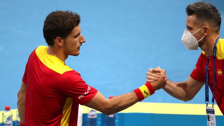 Tennis - ATP Cup - Sydney Olympic Park, Sydney, Australia - January 3, 2022 Spain's Pablo Carreno celebrates with coach Cesar Fabregas after winning his group stage match against Norway's Viktor Durasovic REUTERS / Asanka Brendon Ratnayake