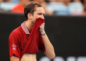 Medvedev explota por el calor en Australia