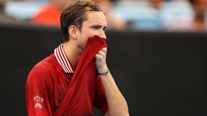 El tenista ruso Daniil Medvedev reacciona durante su partido ante Ugo Humbert en la eliminatoria de la ATP Cup entre Rusia y Francia disputada en Sidney.