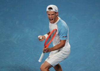 Schwartzman sorprende a Tsitsipas y Argentina mira a las semifinales