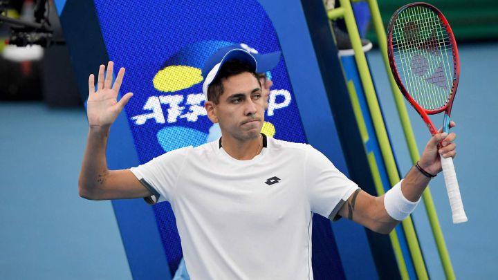 Alejandro Tabilo of Chile celebrates after winning against Viktor Durasovic of Norway during their Group A men's singles tennis match at the 2022 ATP Cup in Sydney on January 5, 2022. (Photo by Muhammad FAROOQ / AFP) / -- IMAGE RESTRICTED TO EDITORIAL USE - STRICTLY NO COMMERCIAL USE --