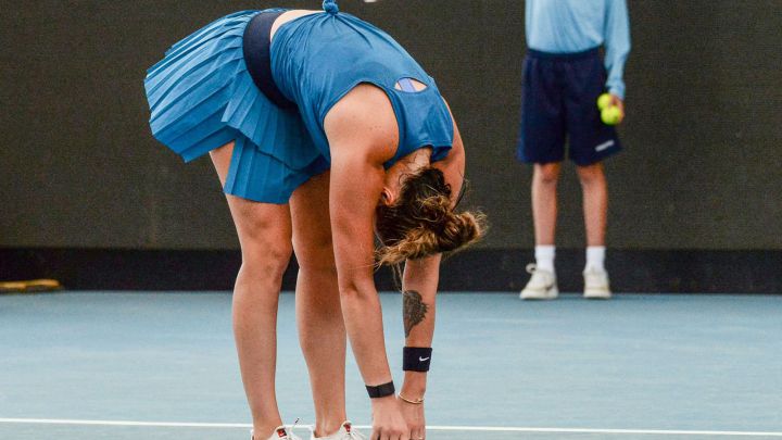 La tenista bielorrusa Aryna Sabalenka se lamenta durante su partido ante Kaja Juvan en el WTA 500 de Adelaida.