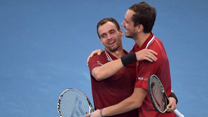Russia's Daniil Medvedev (R) and Roman Safiullin celebrate after winning their Group B men's doubles tennis match against Italy's Matteo Berrettini and Jannik Sinner at the 2022 ATP Cup in Sydney on January 6, 2022. (Photo by Muhammad FAROOQ / AFP) / -- IMAGE RESTRICTED TO EDITORIAL USE - STRICTLY NO COMMERCIAL USE --