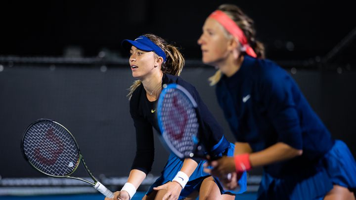 Paula Badosa y Victoria Azarenka, durante un partido de dobles en el torneo de Adelaida.