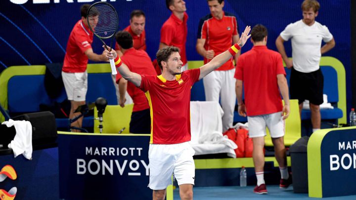 Pablo Carreno Busta (R) of Spain celebrates after winning the match against Filip Krajinovic of Serbia during their Group A men's singles tennis match at the 2022 ATP Cup in Sydney on January 5, 2022. (Photo by Muhammad FAROOQ / AFP) / - IMAGE RESTRICTED TO EDITORIAL USE - STRICTLY NO COMMERCIAL USE -