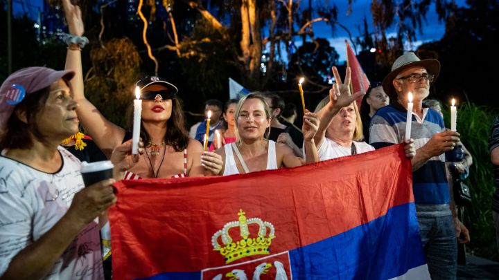 Aficionados serbios protestan a las puertas del Park Hotel de Melbourne, donde permanece Novak Djokovic tras ser retenido a su llegada a Australia.
